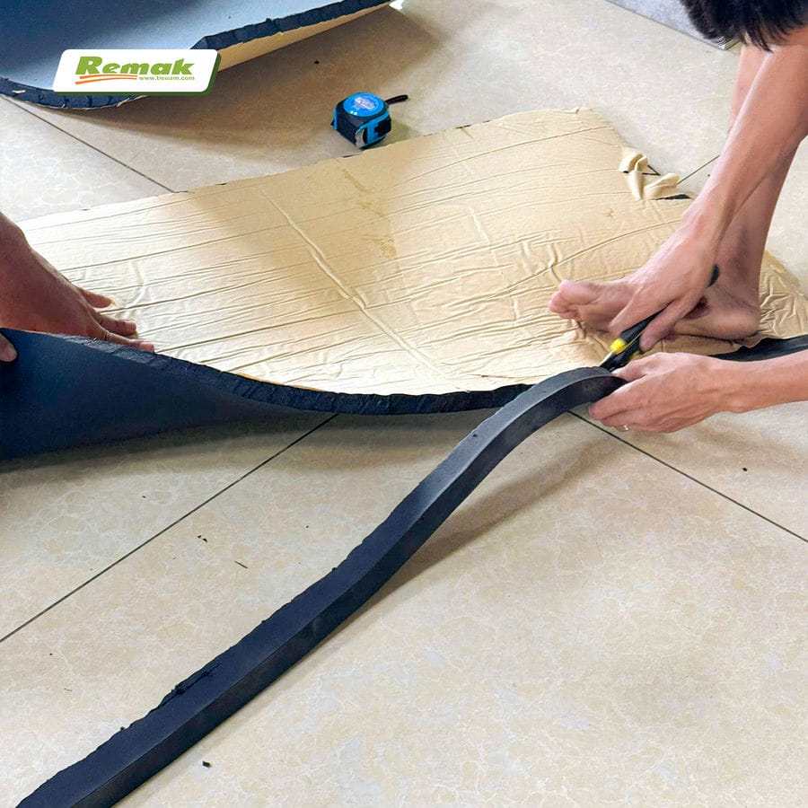 Thi công cắt cao su lưu hóa làm gioăng dán bảo ôn ống điều hòa