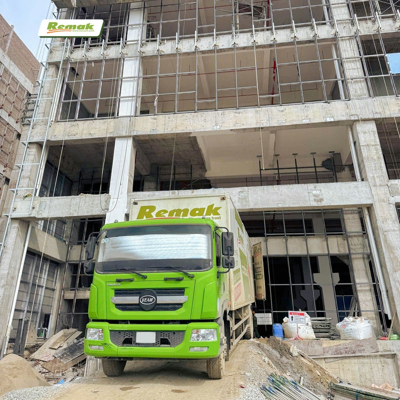 Đội vận chuyển công ty Remak luôn làm việc 24/7 để kịp giao hàng đúng tiến độ cho công trình hoàn thiện nhanh chóng