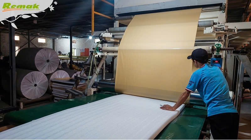 Remak thi công tráng keoPe Foam tráng keo