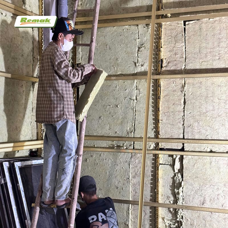 Thi công bông khoáng Remak để cách âm tường phòng karaoke(2)